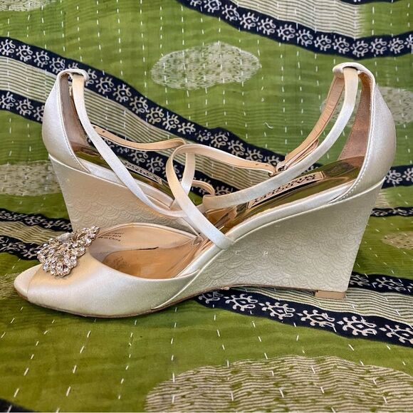 Badgley Mischka Size 8.5 Ivory Crystal Embellished Wedge  Badgley Mischka Ivory Abigail Embellished Sandal Wedge Heels Size 6.5